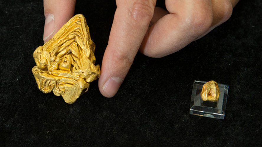 2593 crystal-newser pépite de 217,8 grammes, à ce jour, le plus gros monocristal d’or. Tous les atomes la constituant ne forment qu’une seule et même structure, garanti 100% or pur.jpg