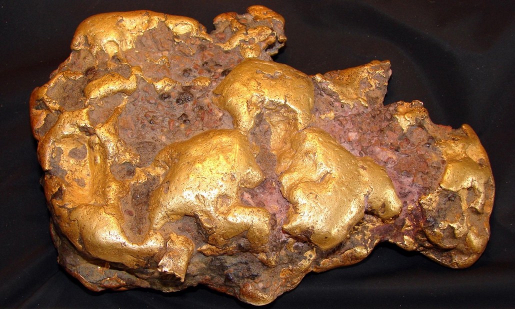 2878 Chinese farmer finds 7.85kg gold nugget worth $250,000 on the ground..jpg